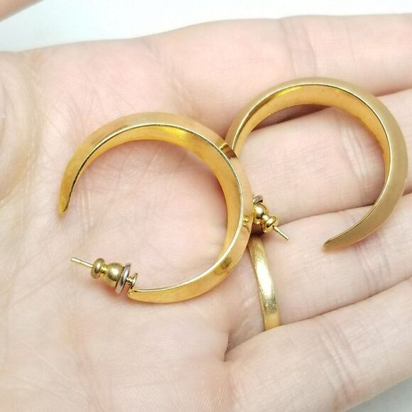Vintage Gold Tone 1 Inch Hoop Earrings, Pointed Edge Design, Classic Style - Picture 1 of 5